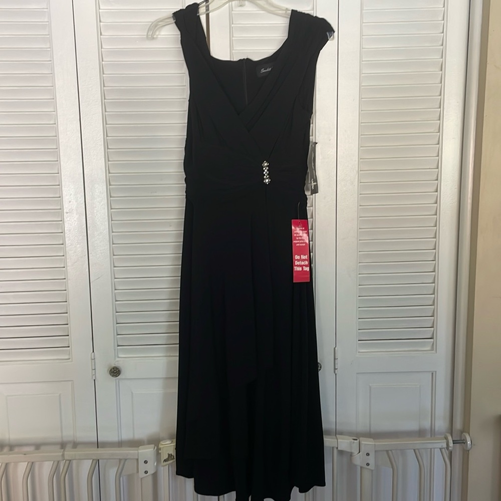 Black cocktail dress with accented waste, V-neck by Scarlett Nite NEW, size 8